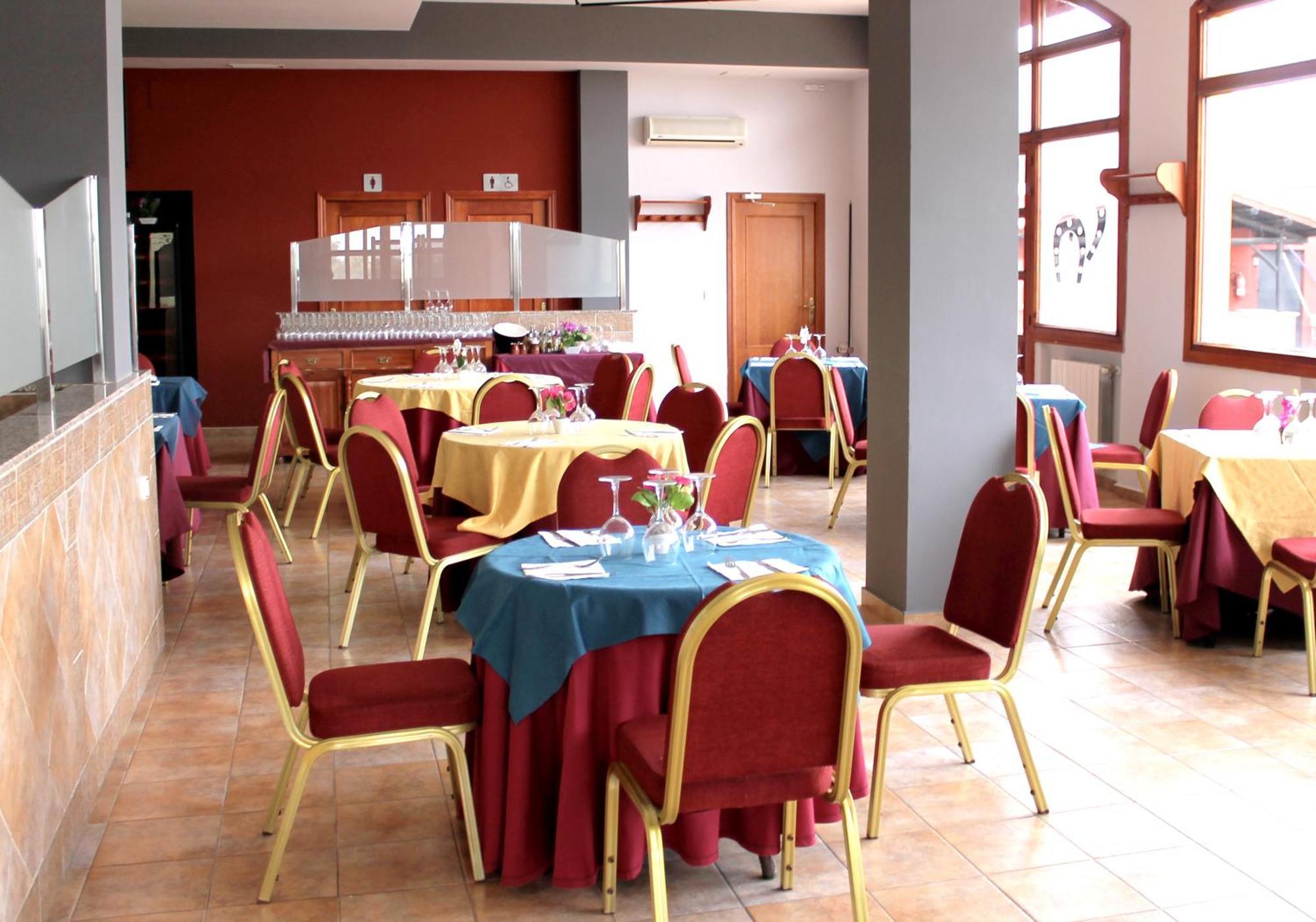 Hotel Los Barruecos By Croma Malpartida de Caceres Exterior photo