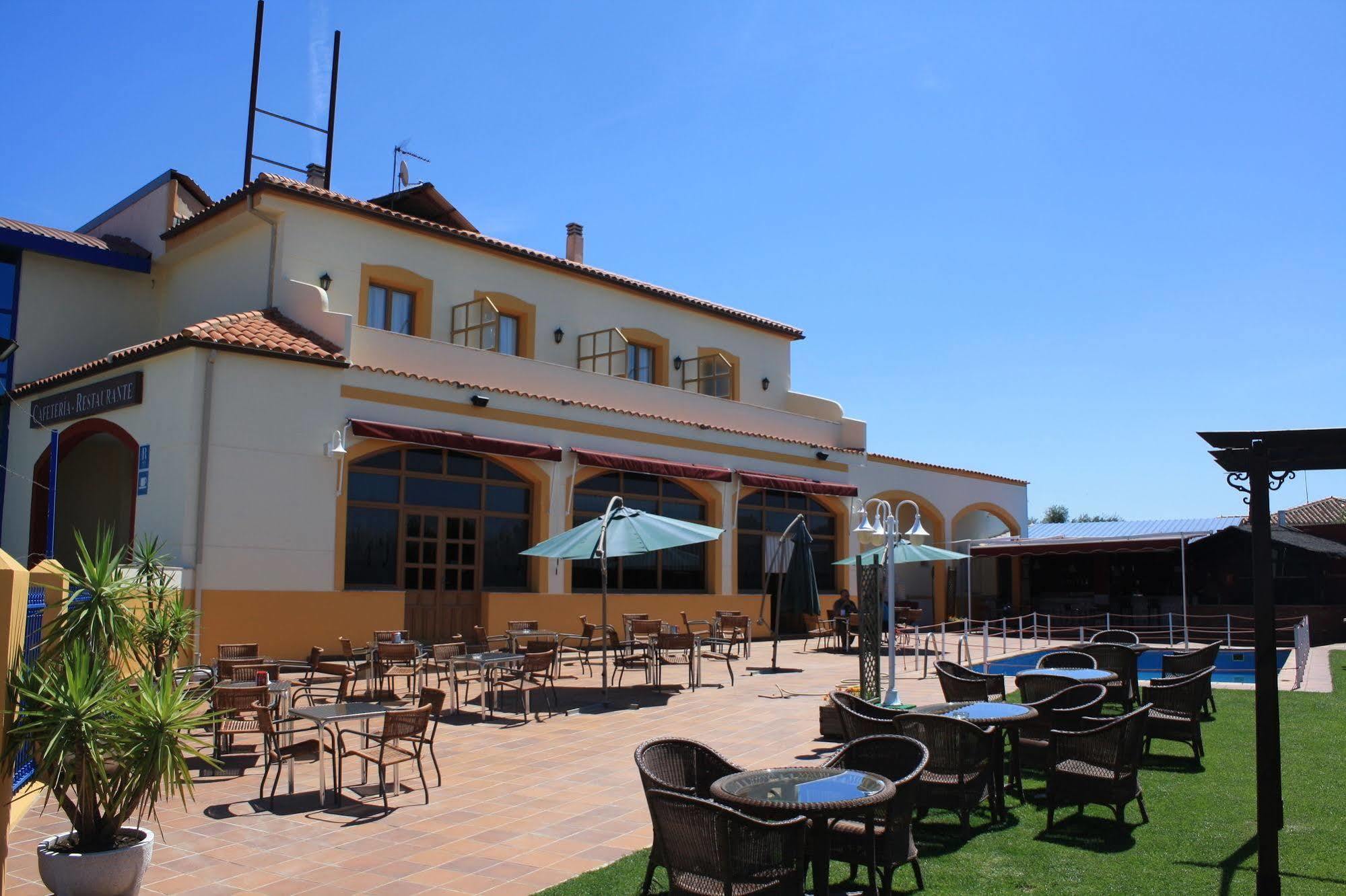 Hotel Los Barruecos By Croma Malpartida de Caceres Exterior photo